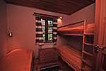 Sovrum med tre bäddar i stuga m70.