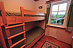 Sovrum med två sängar i stuga m70 Fageråsen.